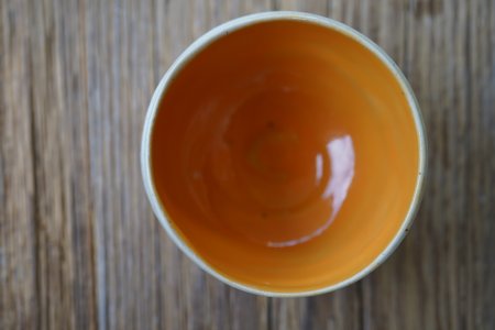 Preview: handgetöpferter Keramik Mocca Kaffee Becher orange weiß